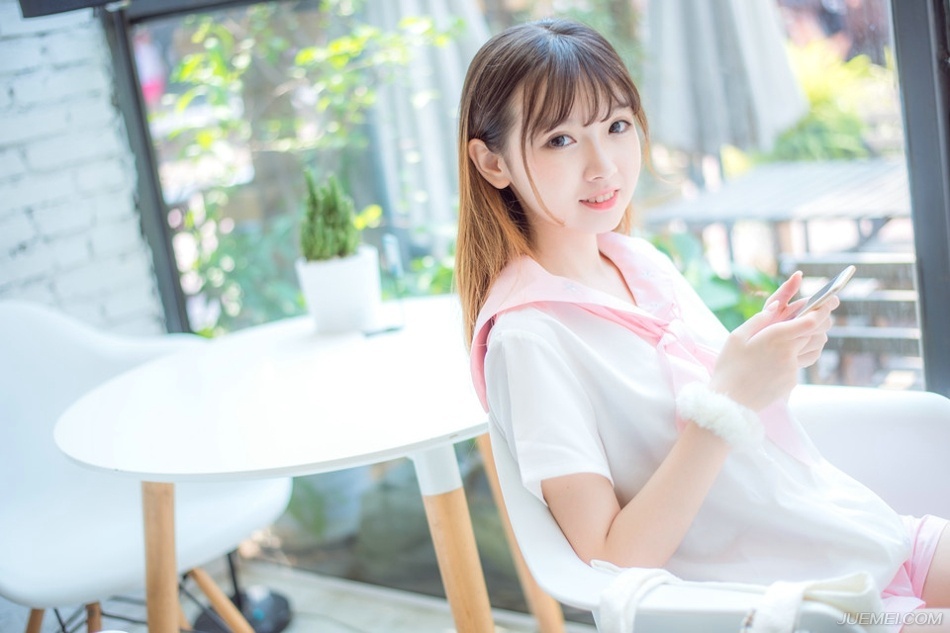 “若将军愿意，可愿随军出征，平定益州？”吕征微笑道，并未强迫，说话做事，虽有威仪，却不同于吕布，让人有种如沐春风之感。